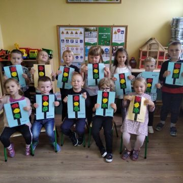 Tydzień pod hasłem ,,Bezpieczeństwo w ruchu ulicznym" zakończyliśmy wykonaniem pracy plastycznej