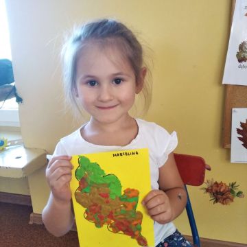 Kolorowe listki na wietrze szumiały..z drzewa spaść nie chciały:)