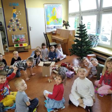 Wspólne ubieranie choinki przyniosło dzieciom wiele radości i dumy:)