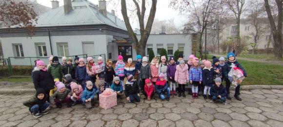 Przedszkolaki z wizytą w domu seniora