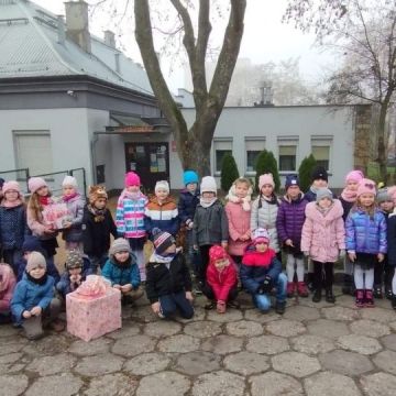 Przedszkolaki z wizytą w domu seniora